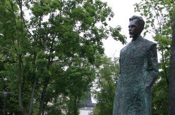 Памятник литовскому поэту и композитору Винцасу Кудирка