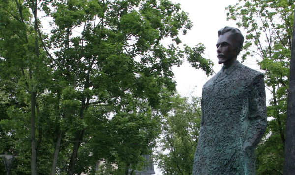 Памятник литовскому поэту и композитору Винцасу Кудирка