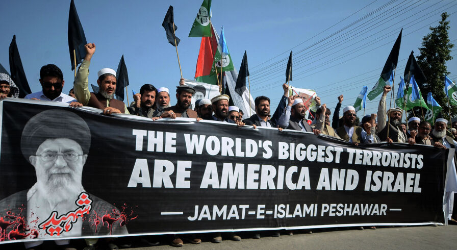 Сторонники пакистанской религиозной партии «Джамаал-и-Ислами» скандируют лозунги во время демонстрации, осуждающей убийство верховного лидера Ирана аятоллы Али Хаменеи, в Пешаваре, Пакистан, понедельник, 2 марта 2026 года