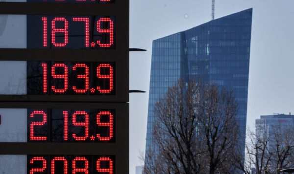 Цены на бензин на автозаправочной станции во Франкфурте, Германия, на фоне здания Европейского центрального банка, понедельник, 2 марта 2026 года