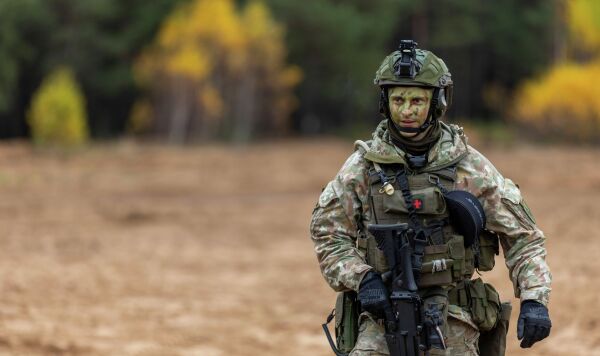 Литовский солдат принимает участие в общевойсковых военных учениях с боевой стрельбой "Сильный гриф 2025" на полигоне в Пабраде, к северу от столицы Литвы Вильнюса.