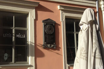 Памятная доска на фасаде Дворца Петра I в Риге