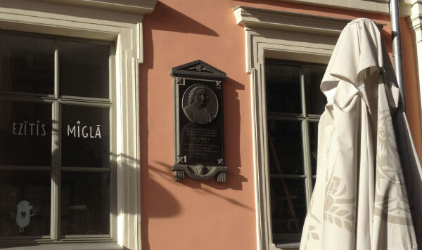 Памятная доска на фасаде Дворца Петра I в Риге