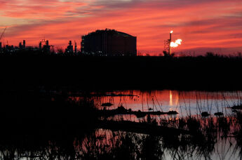 Горящий факел на заводе Venture Global LNG в Камероне, штат Луизиана