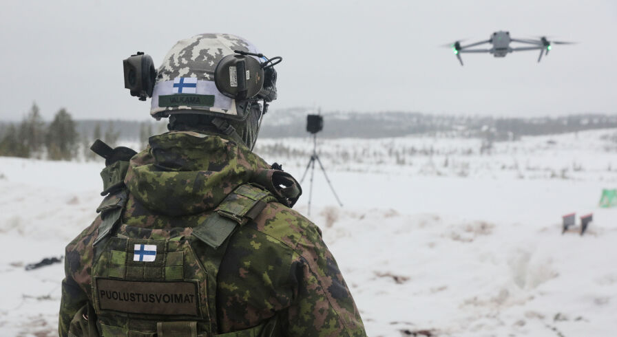 Военнослужащий ВС Финляндии управляет беспилотником на полигоне Роваэрви во время арктических учений НАТО Cold Response в Рованиеми, Финляндия, вторник, 17 марта 2026 года.