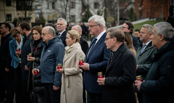 Верховный представитель Европейского союза по иностранным делам и политике безопасности Кая Каллас (в центре слева), министр иностранных дел Украины Андрей Сибига (в центре справа) и министры иностранных дел ЕС