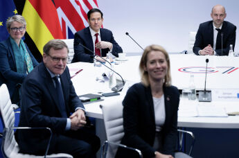 Верховный представитель ЕС и вице-президент по иностранным делам и политике безопасности Кая Каллас (в центре), министр иностранных дел Германии Йоханн Вадефуль (слева направо), министр иностранных дел Великобритании Иветт Купер, госсекретарь США Марко Рубио и министр по делам Европы и иностранных дел Франции Жан-Ноэль Барро