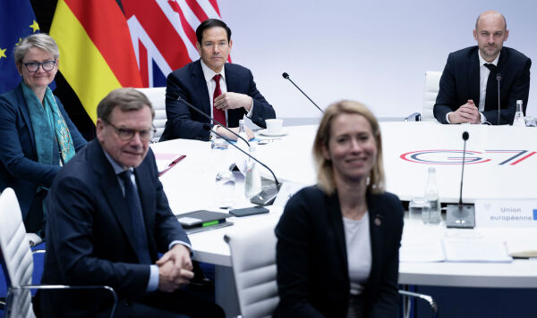 Верховный представитель ЕС и вице-президент по иностранным делам и политике безопасности Кая Каллас (в центре), министр иностранных дел Германии Йоханн Вадефуль (слева направо), министр иностранных дел Великобритании Иветт Купер, госсекретарь США Марко Рубио и министр по делам Европы и иностранных дел Франции Жан-Ноэль Барро Верховный представитель ЕС и вице-президент по иностранным делам и политике безопасности Кая Каллас (в центре), министр иностранных дел Германии Йоханн Вадефуль (слева направо), министр иностранных дел Великобритании Иветт Купер, госсекретарь США Марко Рубио и министр по делам Европы и иностранных дел Франции Жан-Ноэль Барро
