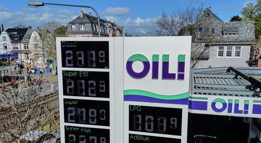 Цены на бензин на автозаправочной станции во Франкфурте, Германия, среда, 1 апреля 2026 года.