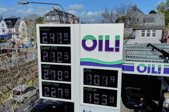 Цены на бензин на автозаправочной станции во Франкфурте, Германия, среда, 1 апреля 2026 года.