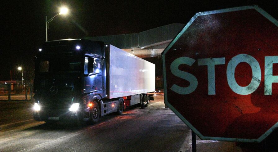 Литовские пограничники пропускают последние автомобили перед закрытием пункта пропуска "Котловка" и "Лаворишкес" на белорусско-литовской границе