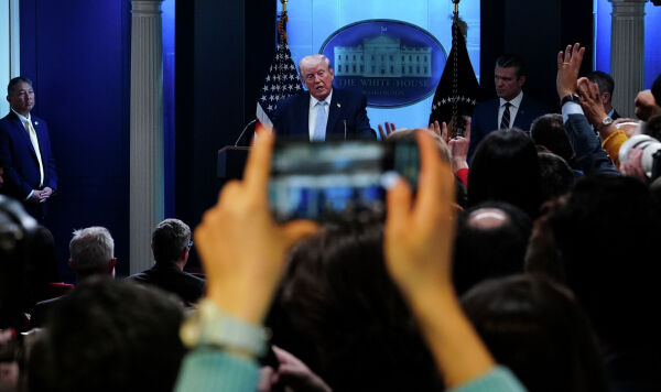 Президент Дональд Трамп в сопровождении министра обороны Пита Хегсета и председателя Объединенного комитета начальников штабов генерала Дэна Кейна Президент Дональд Трамп в сопровождении министра обороны Пита Хегсета и председателя Объединенного комитета начальников штабов генерала Дэна Кейна