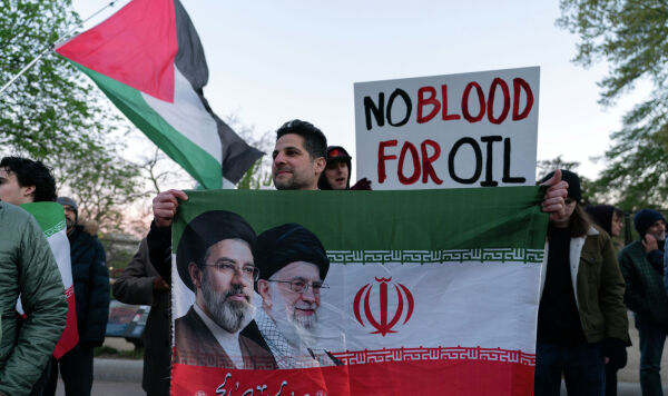 Активисты протестуют возле Белого дома, Вашингтон, США, 7 апреля 2026 г.