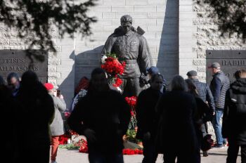 Возложение цветов к монументу "Павшим во Второй мировой войне" на Военном кладбище в Таллин