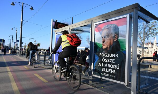 Агитационный предвыборный плакат на улице в Будапеште