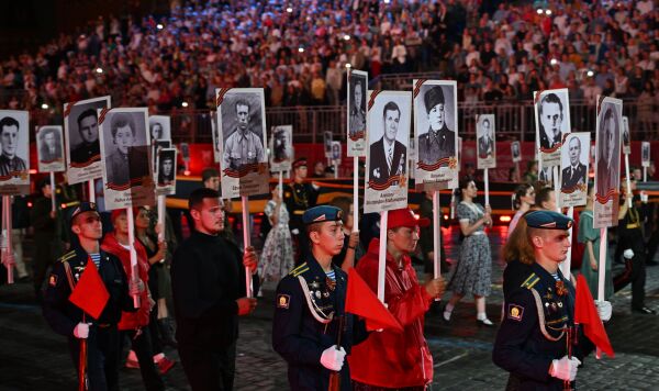 Шествие "Бессмертный полк" на церемонии закрытия XVII Международного военно-музыкального фестиваля "Спасская башня" в Москве Шествие "Бессмертный полк" на церемонии закрытия XVII Международного военно-музыкального фестиваля "Спасская башня" в Москве