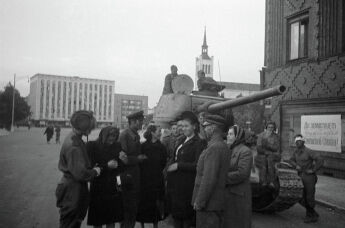 Жители беседуют с советскими танкистами, освободившими Таллин, 1944 год