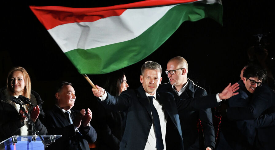 Лидер победившей на парламентских выборах в Венгрии оппозиционной партии "Тиса" Петер Мадьяр (в центре) на митинге в Будапеште