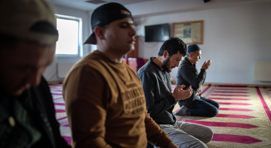 Мусульмане молятся за безопасность палестинского народа во время пятничной молитвы в Исламском культурно-образовательном центре в Вильнюсе, Литва, в пятницу, 13 октября 2023 года.