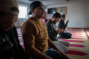 Мусульмане молятся за безопасность палестинского народа во время пятничной молитвы в Исламском культурно-образовательном центре в Вильнюсе, Литва, в пятницу, 13 октября 2023 года.