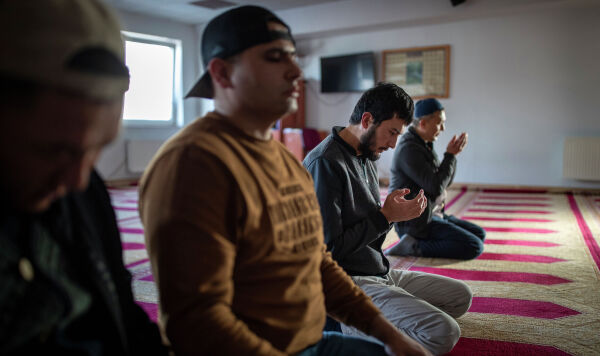 Мусульмане молятся за безопасность палестинского народа во время пятничной молитвы в Исламском культурно-образовательном центре в Вильнюсе, Литва, в пятницу, 13 октября 2023 года.