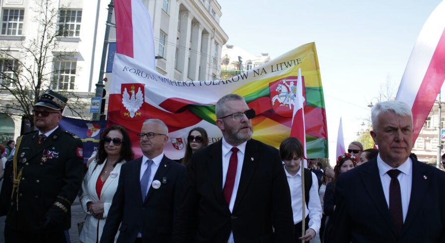 Глава партии "Конфедерация Польской Короны" Гжегож Браун на Параде в честь Дня Полонии в Вильнюсе, Литва, 2 мая 2026 г.