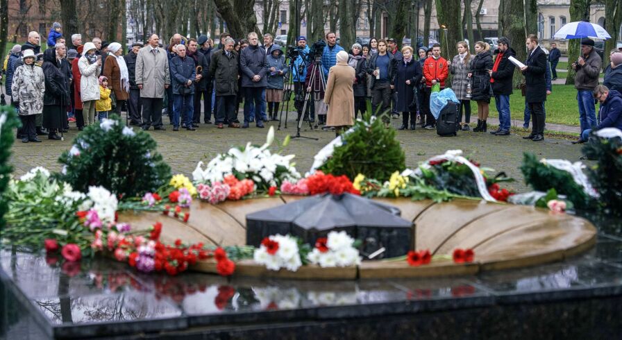 Церемония зажжения Вечного огня у мемориала советским воинам в Латвии