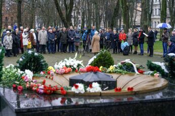 Церемония зажжения Вечного огня у мемориала советским воинам в Латвии
