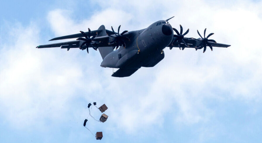 Американский армейский самолет Lockheed Martin C-130J-30 Super Hercules сбрасывает военную технику во время военных учений Swift Response 2025 на полигоне Гайцзюнай, расположенном примерно в 130 км к западу от столицы Литвы, Вильнюса, пятница, 16 мая 2025 года.
