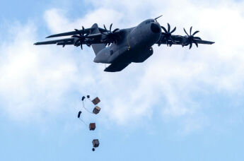 Американский армейский самолет Lockheed Martin C-130J-30 Super Hercules сбрасывает военную технику во время военных учений Swift Response 2025 на полигоне Гайцзюнай, расположенном примерно в 130 км к западу от столицы Литвы, Вильнюса, пятница, 16 мая 2025 года.