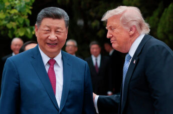 Президент США Дональд Трамп (справа) беседует с председателем КНР Си Цзиньпином, покидая сад Чжуннаньхай в Пекине, пятница, 15 мая 2026 года