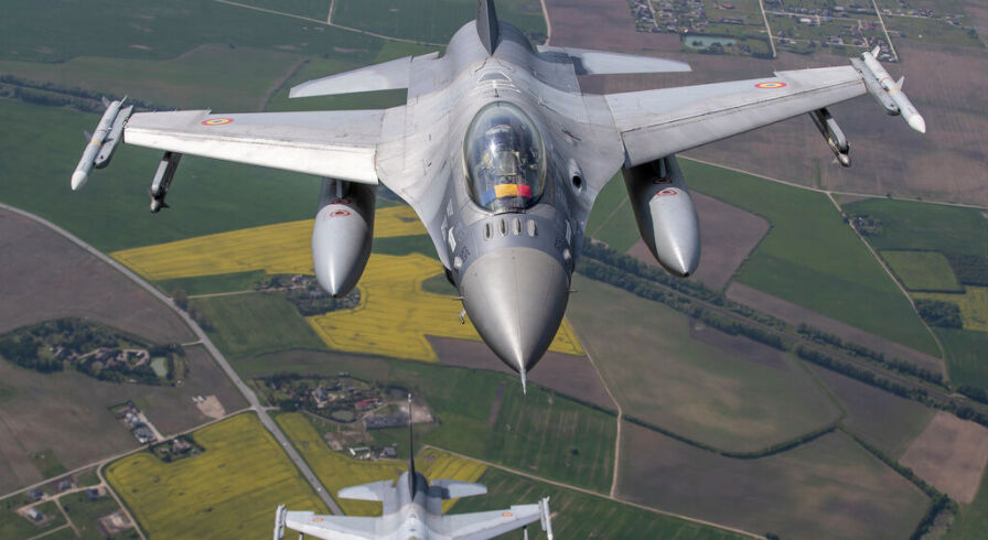 Истребители F-16 ВВС Португалии и ВВС Румынии совершают полет над территорией Литвы