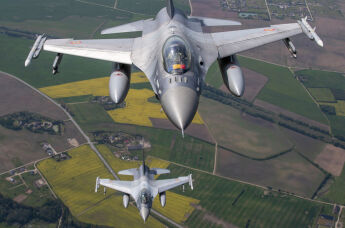 Истребители F-16 ВВС Португалии и ВВС Румынии совершают полет над территорией Литвы