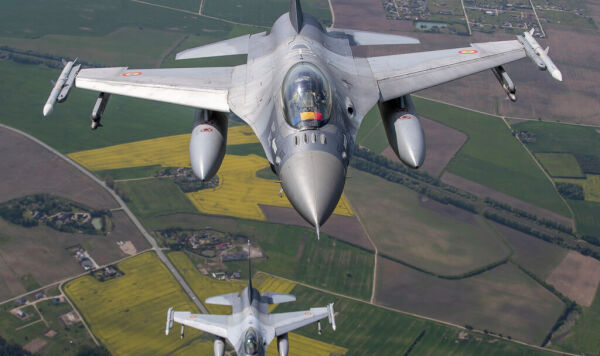 Истребители F-16 ВВС Португалии и ВВС Румынии совершают полет над территорией Литвы