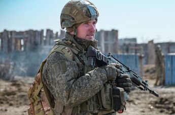 Военнослужащий мотострелкового полка российской группировки "Днепр" отрабатывает штурм опорных пунктов ВСУ
