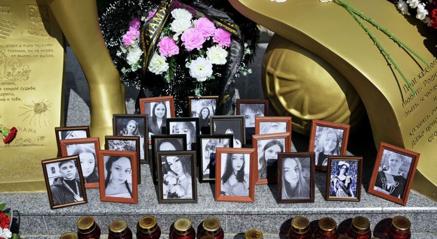 Стихийный мемориал в знак траура по жертвам атаки ВСУ на Старобельск