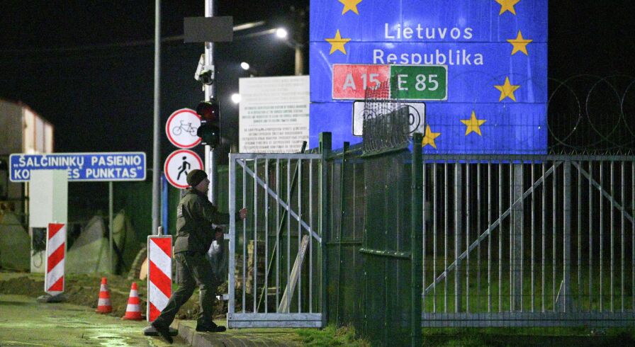 Литовские пограничники убирают заграждение на белорусско-литовской границе в международном пункте пропуска "Бенякони"