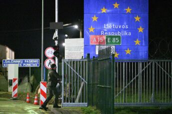 Литовские пограничники убирают заграждение на белорусско-литовской границе в международном пункте пропуска "Бенякони"