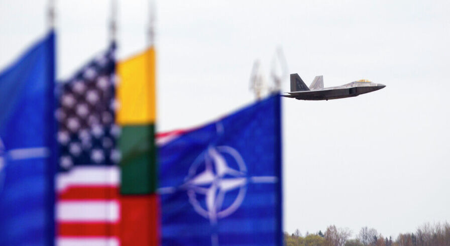 Истребитель F-22 Raptor ВВС США на авиабазе Шяуляй