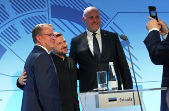Слева направо: премьер-министр Финляндии Петтери Орпо, президент Украины Владимир Зеленский и премьер-министр Латвии Андрис Кулбергс после пресс-конференции на встрече стран Северной Европы и Балтии в Таллине, Эстония, во вторник, 9 июня 2026 г.