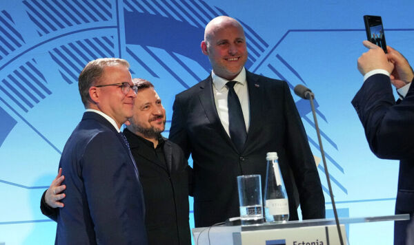Слева направо: премьер-министр Финляндии Петтери Орпо, президент Украины Владимир Зеленский и премьер-министр Латвии Андрис Кулбергс после пресс-конференции на встрече стран Северной Европы и Балтии в Таллине, Эстония, во вторник, 9 июня 2026 г.