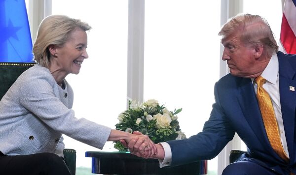 Президент Дональд Трамп и председатель Европейской комиссии Урсула фон дер Ляйен пожимают друг другу руки после достижения торгового соглашения на поле для гольфа Trump Turnberry в Тернберри, Шотландия, 27 июля 2025 года