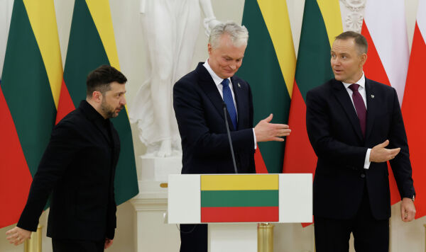 Президент Украины Владимир Зеленский (слева), президент Литвы Гитанас Науседа (в центре) и президент Польши Кароль Навроцкий покидают совместную пресс-конференцию в президентском дворце в Вильнюсе, Литва, воскресенье, 25 января 2026 года.