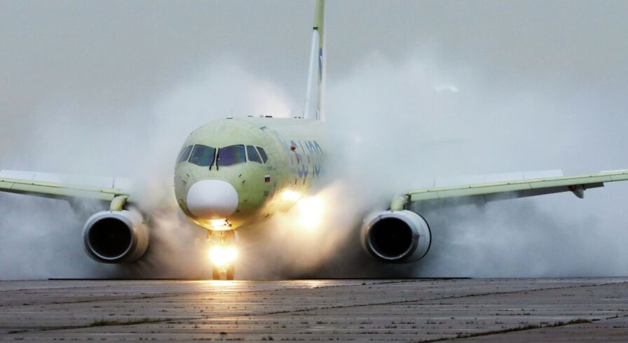 Импортозамещенный самолет Superjet-100 ("Суперджет-100") проходит испытание двигателей ПД-8 на защиту от воды