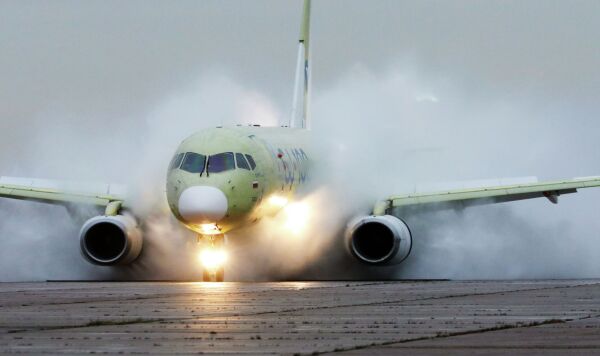 Импортозамещенный самолет Superjet-100 ("Суперджет-100") проходит испытание двигателей ПД-8 на защиту от воды