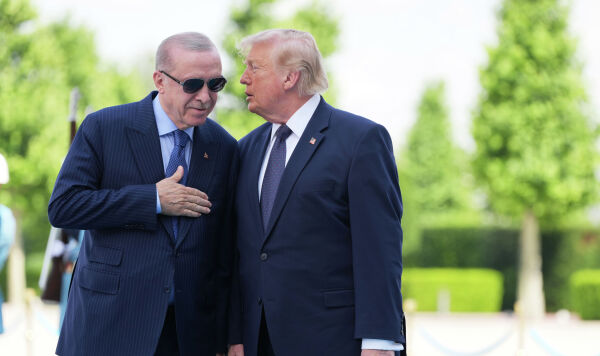 Президент США Дональд Трамп беседует с президентом Турции Реджепом Тайипом Эрдоганом во время встречи в преддверии саммита НАТО в Анкаре, Турция, 7 июля 2026 года