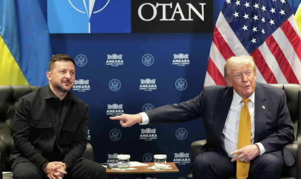 Президент США Дональд Трамп (справа) и Владимир Зеленский на встрече во время саммита НАТО в Анкаре, 8 июля 2026 г.