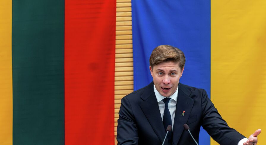 Лидер Социал-демократической партии Литвы Миндаугас Синкявичюс, выдвинутый на пост премьер-министра, выступает в парламенте