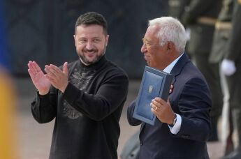 Президент Украины Владимир Зеленский (слева) вручает государственную награду Украины председателю Европейского совета Антониу Коште во время торжественной церемонии в Киеве, в понедельник, 24 августа 2026 года.