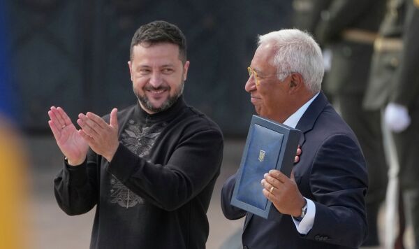 Президент Украины Владимир Зеленский (слева) вручает государственную награду Украины председателю Европейского совета Антониу Коште во время торжественной церемонии в Киеве, в понедельник, 24 августа 2026 года.